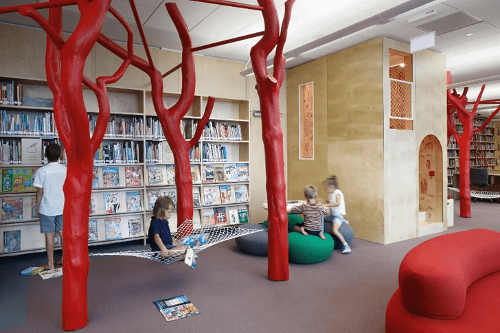 Яркая библиотека для детей в Риге