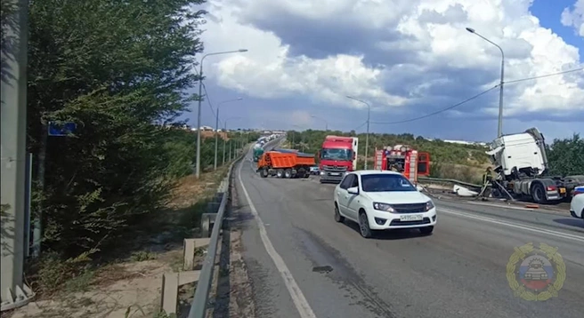 Водитель тягача погиб до приезда скорой помощи | Источник: Госавтоинспекция Волгоградской области / T.me
