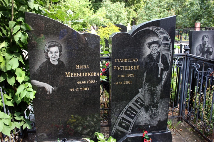 У самого края водопада Девичьи Слезы поставили табличку с предупреждением об опасности, а легенда о том, как Андрей потянулся за цветком и сорвался в пропасть, притянула к месту толпы туристов