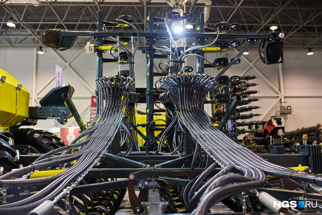 Машины для работы в поле сейчас выглядят как аппараты из фильмов о фантастическом будущем | Источник: Александр Ощепков / NGS.RU