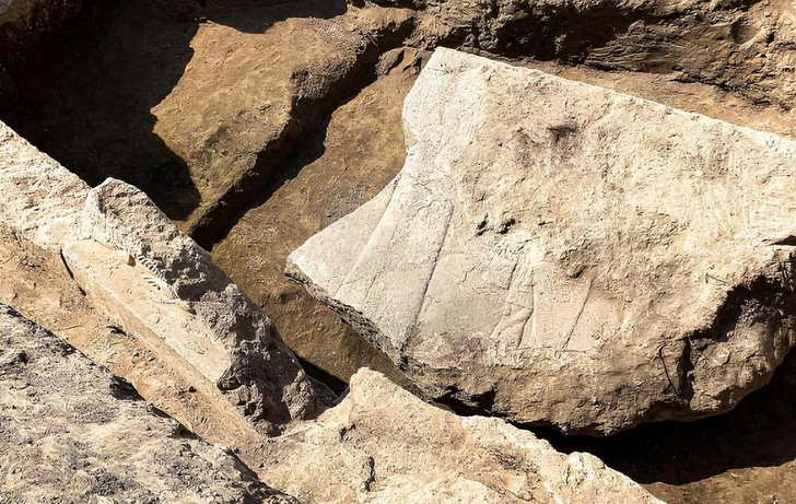 Фрагмент каменного барельефа возрастом 2600 лет с археологических раскопок в Ниневии | Источник: Аарон Шмитт