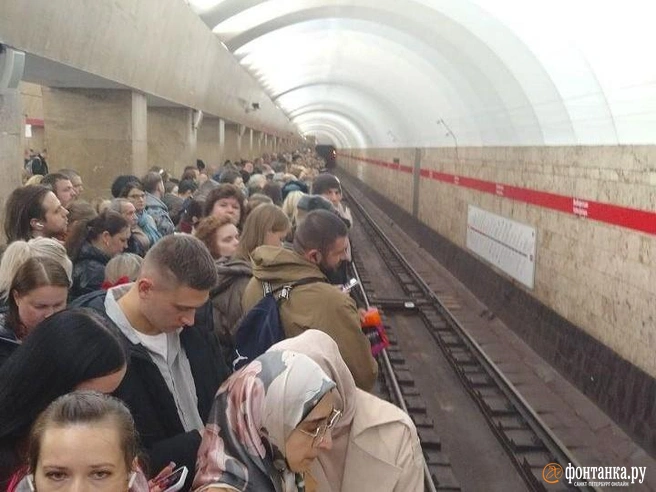 Петербуржцы жалуются на движение поездов на красной линии метро. Там снова проблемы с составом | Источник: читатель «Фонтанки»