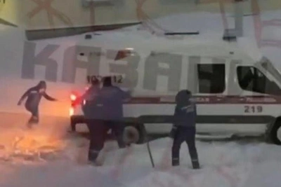 Zelenodolsk Ambulance Stuck in Snowdrift, Authorities Deem Maneuver Unsuccessful