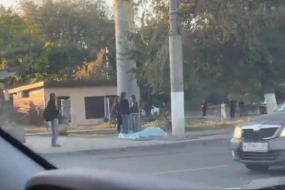 В Волгограде на остановке нашли накрытое тело