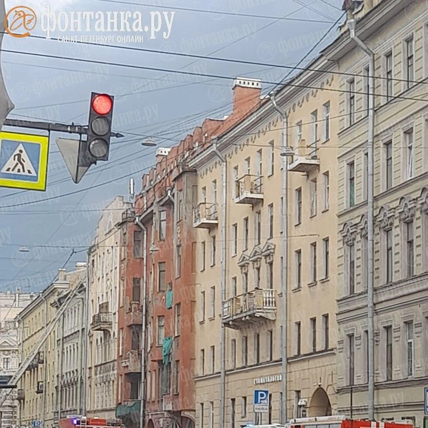 «Дым из арки идет». На 8-ю Советскую улицу съехались пожарные автомобили и скорая | Источник: читатель «Фонтанки»