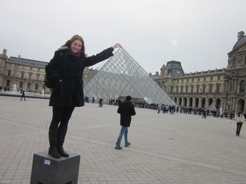 Дарья Карпова и пирамида Лувра. На заднем плане очередь - бесплатный день посещения музея.