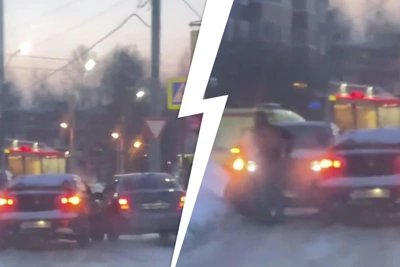 Three-car crash blocks road in Yaroslavl