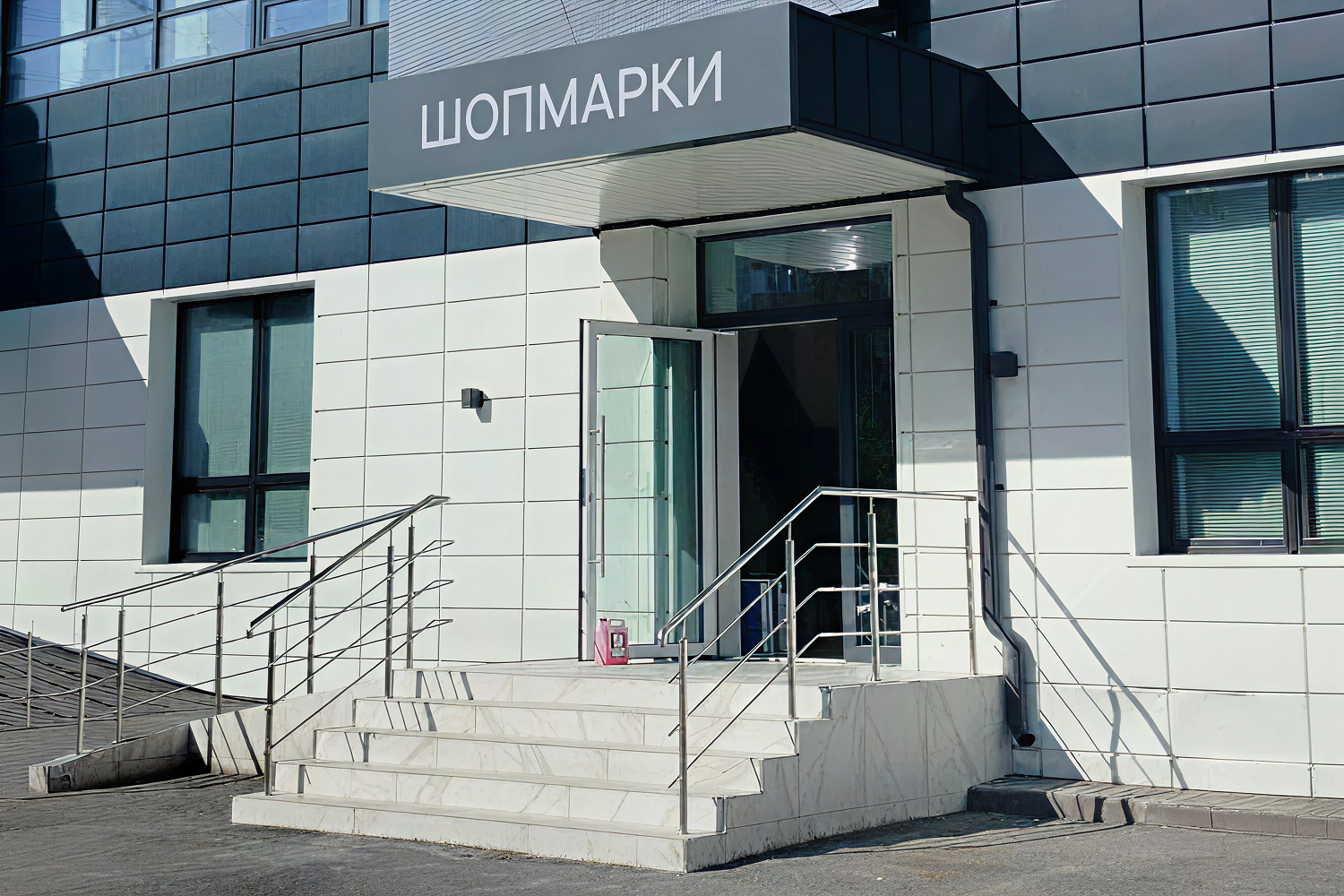 Попробовали написать иностранное название кириллицей | Источник: Мария Романова / Городские медиа