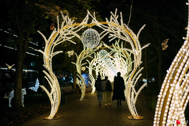 Аллея поделена на разные новогодние локации | Источник: Дарья Паращенко / 93.RU