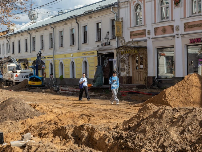 Прохожие смотрят в телефоны, хотя среди этих куч стоило бы глядеть под ноги | Источник: Александр Куренной / 76.RU