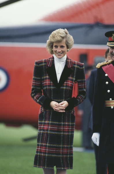Диана, принцесса Уэльская в клетчатом платье-пальто от Кэтрин Уокер, когда она прибывает Королевским рейсом в Альтон, Хэмпшир, Великобритания, январь 1989 года.