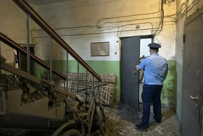 Опубликованы фото обрушения потолка в доме на Звездова