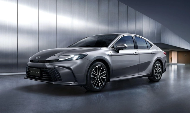 Toyota остается верной себе: скучновато, зато надежно. Новая Camry XV80 является эволюцией предыдущей модели и отличается на уровне гаджетов, электроники и прочих довесков. На некоторых рынках (например, в США) ее предлагают только в гибридных версиях, причем полноприводные версии имеют отдельный электромотор для задних колес. Для консервативных стран оставлен 2-литровый мотор в паре с вариатором или 2,5-литровый с 8-ступенчатой гидромеханикой. Могла бы получить питерскую прописку, но, увы | Источник: пресс-служба компании Toyota