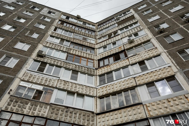 С этого ракурса дом № 16 на проезде Доброхотова напоминает раскрытую книгу | Источник: Александр Куренной / 76.RU