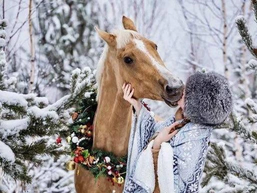 Поцелуй с символом года явно сулит удачу | Источник: Avito 