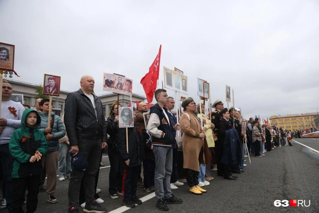 Бессмертный полк на площади Куйбышева | Источник: Роман Данилкин / 63.RU