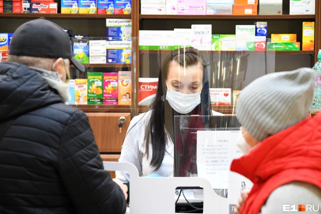 Перед поездкой в аптеку лучше уточнить наличие вакцины и спросить, потребуется ли рецепт | Источник: Артём Устюжанин / E1.RU