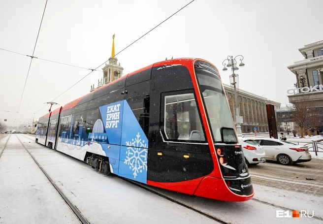 Трамвай от «Синары» проехал по центру мегаполиса | Источник: Владислав Лоншаков / E1.RU