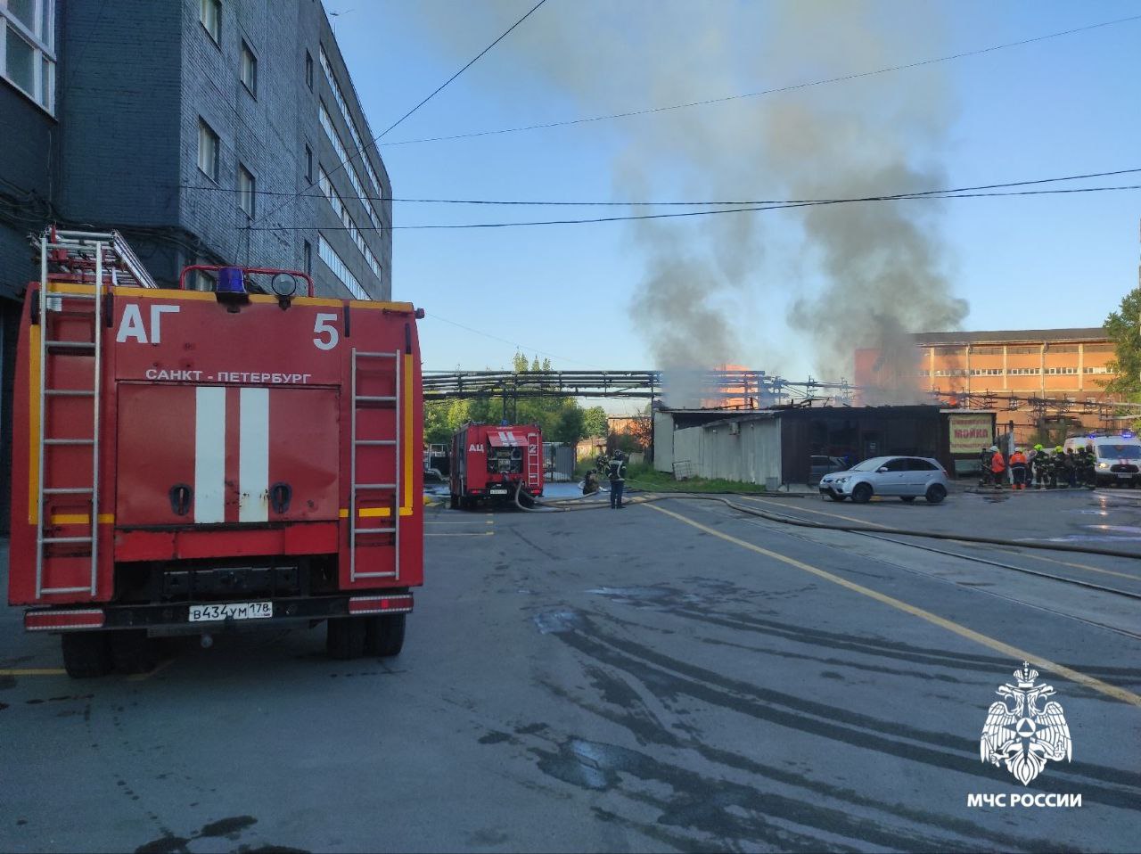 В МЧС показали, как тушили 150 «квадратов» в «Красном треугольнике»