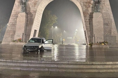 Пьяный водитель пролетел через арку в Красном Селе