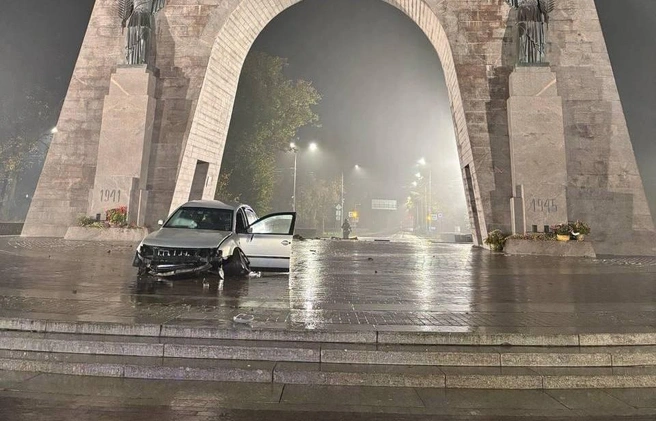 В Красном Селе очень пьяный водитель пролетел через Триумфальную арку Победы и проиграл | Источник: Транспортный КОЛЛАПС