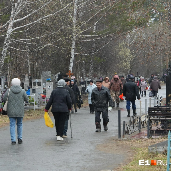 Большинство из пришедших на кладбище — пенсионеры | Источник: Кирилл Кушнов / E1.RU