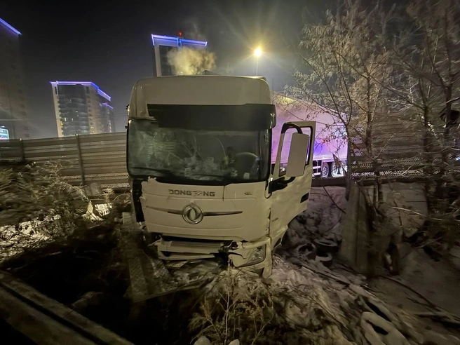 Урон визуально виден: лобовое, фары, бампер… | Источник: Госавтоинспекция Красноярского края / Telegram