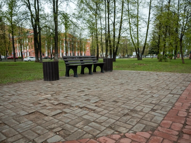 При выходе из сквера вновь видна разбитая плитка и скамейки | Источник: Александр Куренной / 76.RU