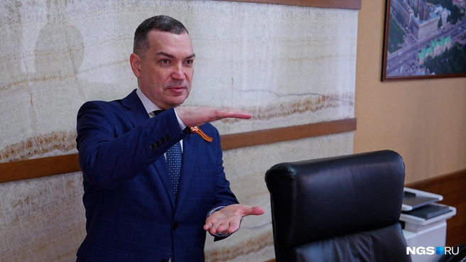 Ежедневно градоначальнику нужно отработать внушительную стопку документов | Источник: Антон Дигаев / NGS.RU