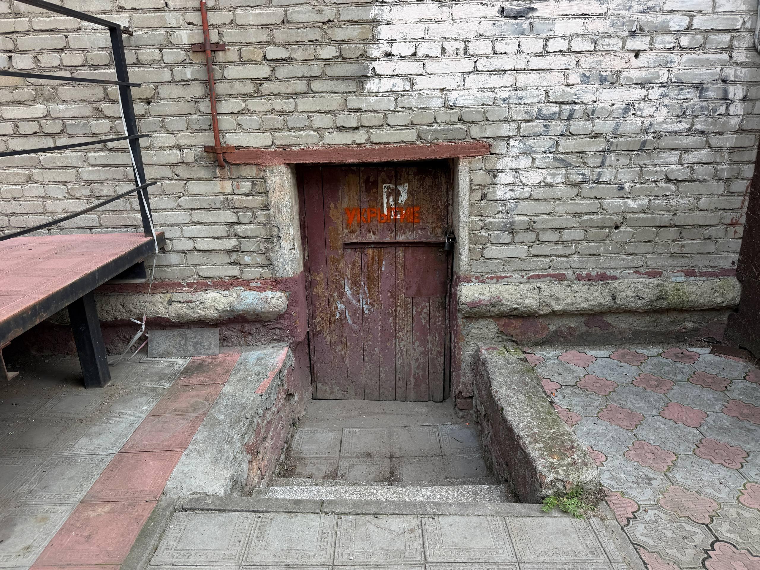 Слышны взрывы и вой сирен: силы ПВО отражают атаку БПЛА на Омскую область третий час — все, что изв…