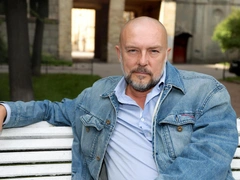 Отрастил бороду и зарабатывает на рекламе: актер Нилов живет отшельником