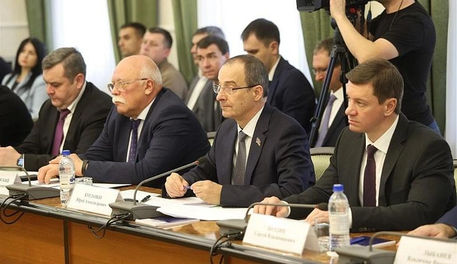 Круглый стол прошел под председательством Юрия Бурлачко | Источник: пресс-служба Законодательного Собрания Краснодарского края