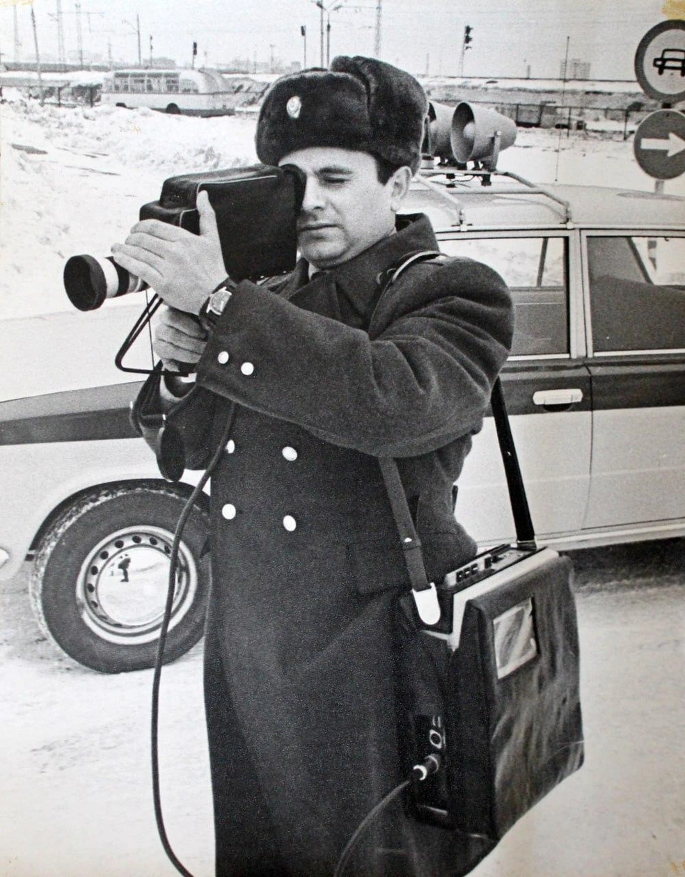 1970-е годы. Старший лейтенант областной ГАИ В.&nbsp;Я.&nbsp;Ципин с камерой и видеомагнитофоном фиксирует нарушения правил дорожного движения | Источник: фонды ОГАЧО 