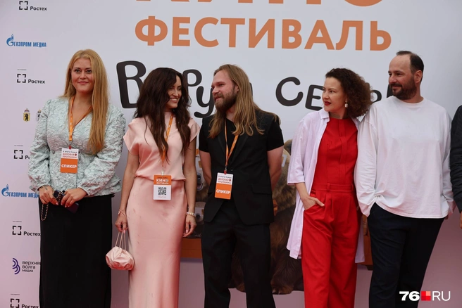 А это брат Романа&nbsp;— продюсер Алексей Курцын (на фото в центре, в черном) | Источник: Александр Куренной / 76.RU