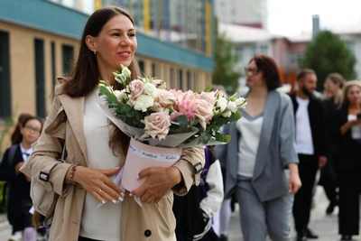 Омичи готовы потратить до 5000 рублей на букеты учителям