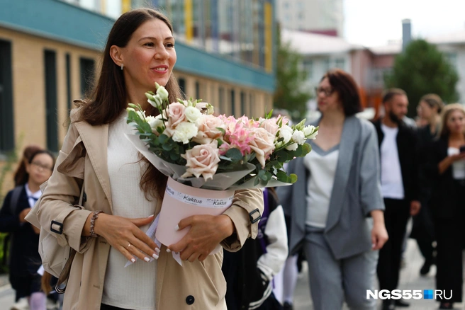 Учителям принято дарить букеты | Источник: Евгений Софийчук / NGS55.RU