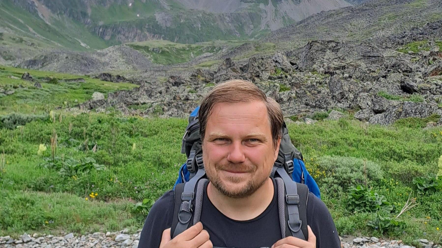 «Уйти туда, где людей поменьше». Преподаватель бросил работу в вузе и водит экскурсии в горы
