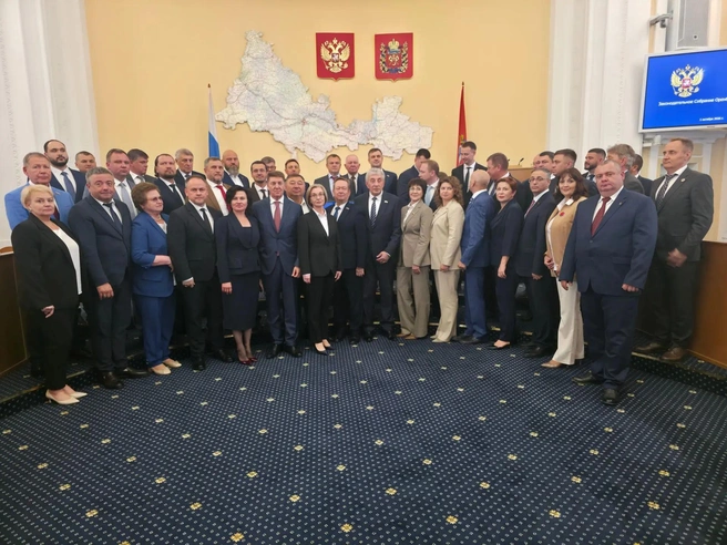 Все депутаты, приехавшие на первое заседание нового созыва | Источник: Новости Дома Советов / Max