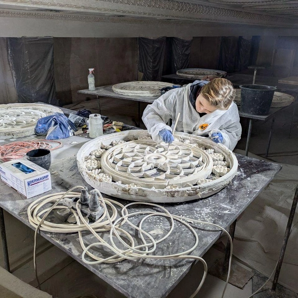 Реставратор Александра Потапова за работой | Источник: Автор фото Клара Хоменко