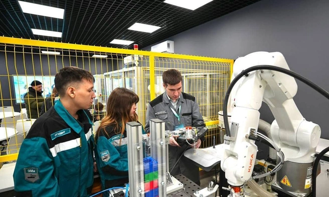 Более 70% выпускников остаются в промышленности региона и работают по специальности | Источник: Информационный центр правительства Тюменской области