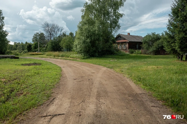 С другой стороны от въезда в деревню расположены еще несколько домов | Источник: Александр Куренной / 76.RU