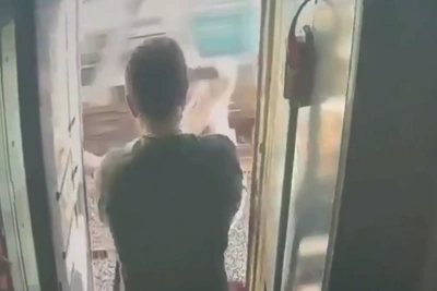 Пассажир, вытолкнувший проводницу из поезда, задержан
