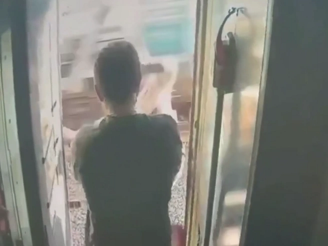 Пассажир вытолкнул проводницу из поезда, следующий в Петербург: видео