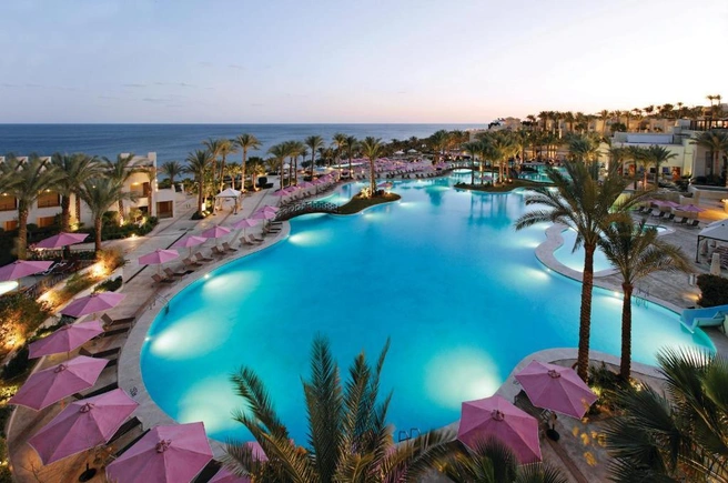 Территория Grand Rotana Resort &amp; Spa | Источник: Booking.com
