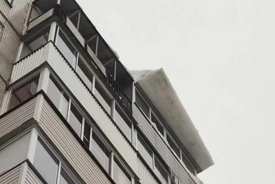 В мэрии назвали причину схода снега с крыши