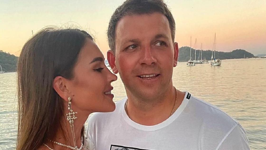 Беременная Анна Бузова тайно вышла замуж за возлюбленного после 18 лет отношений