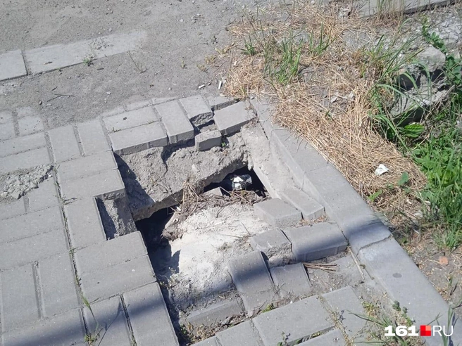 Разбитая плитка также еще остается во дворе дома и в подъездах | Источник: Галина Зозулина