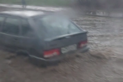 Автобус в Волгограде едва не утонул в луже после дождя