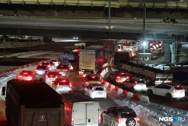 На площадь Труда вернулось состояние, всем известное как «кольцо ада» | Источник: Андрей Бортко / NGS.RU