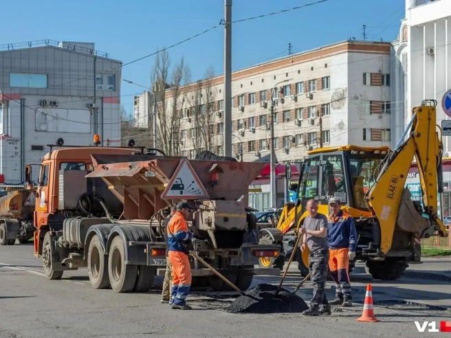 На асфальте остались только тёмные заплатки после временного ремонта. | Источник: Константин Завриков / V1.RU